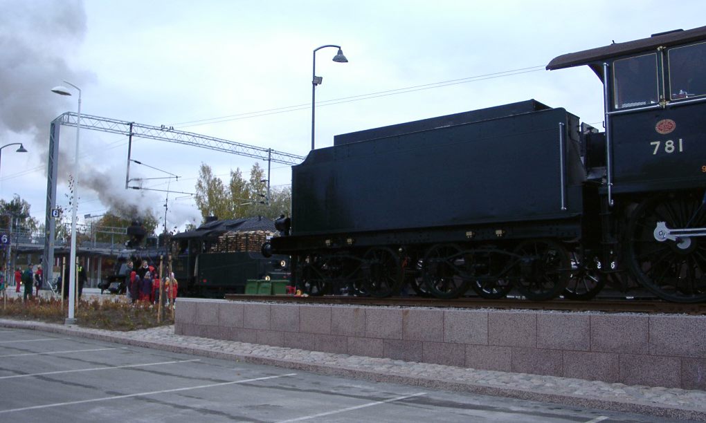 Menossa ja jalustalla